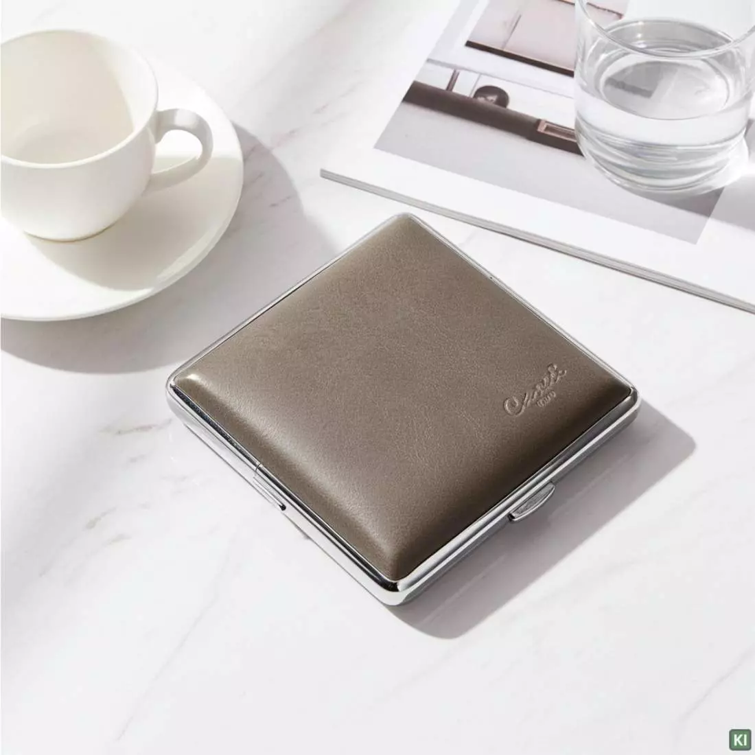 Produktbild: Zigarettenetui Caseti Leder grau 20er auf dem Tisch