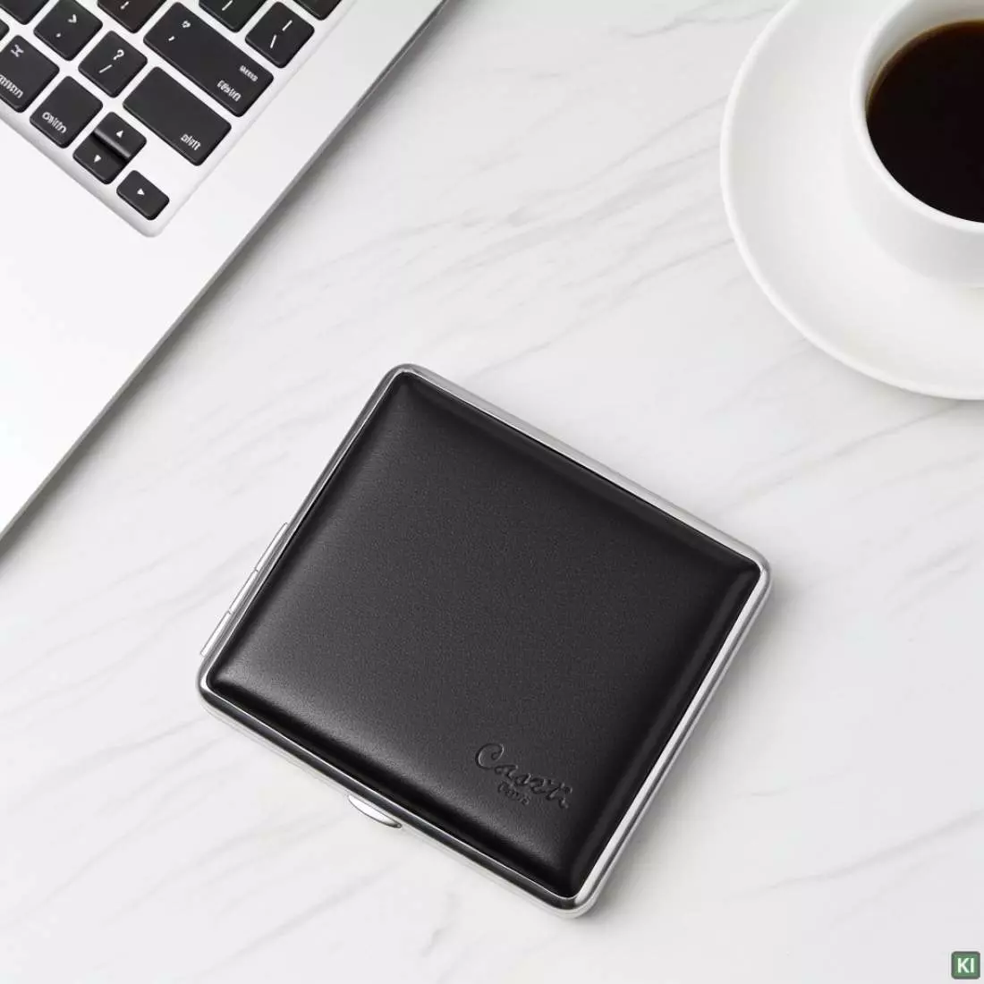 Produktbild: Zigarettenetui Caseti Leder schwarz 18er auf dem Tisch