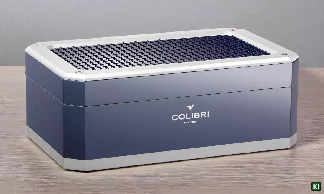 Produktbild: Colibri Humidor Rally blau silber auf dem Tisch