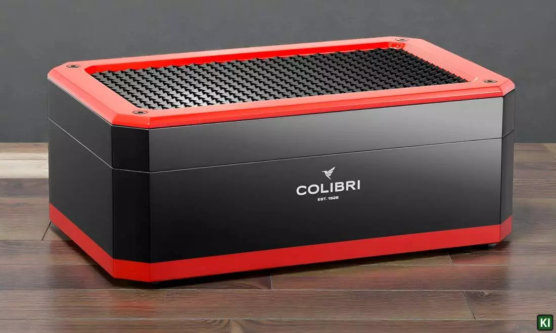 Produktbild: Colibri Humidor Rally schwarz rot auf einem Tisch