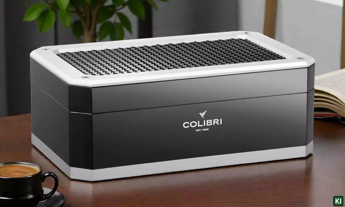 Produktbild: Colibri Humidor Rally schwarz silber auf einem Tisch