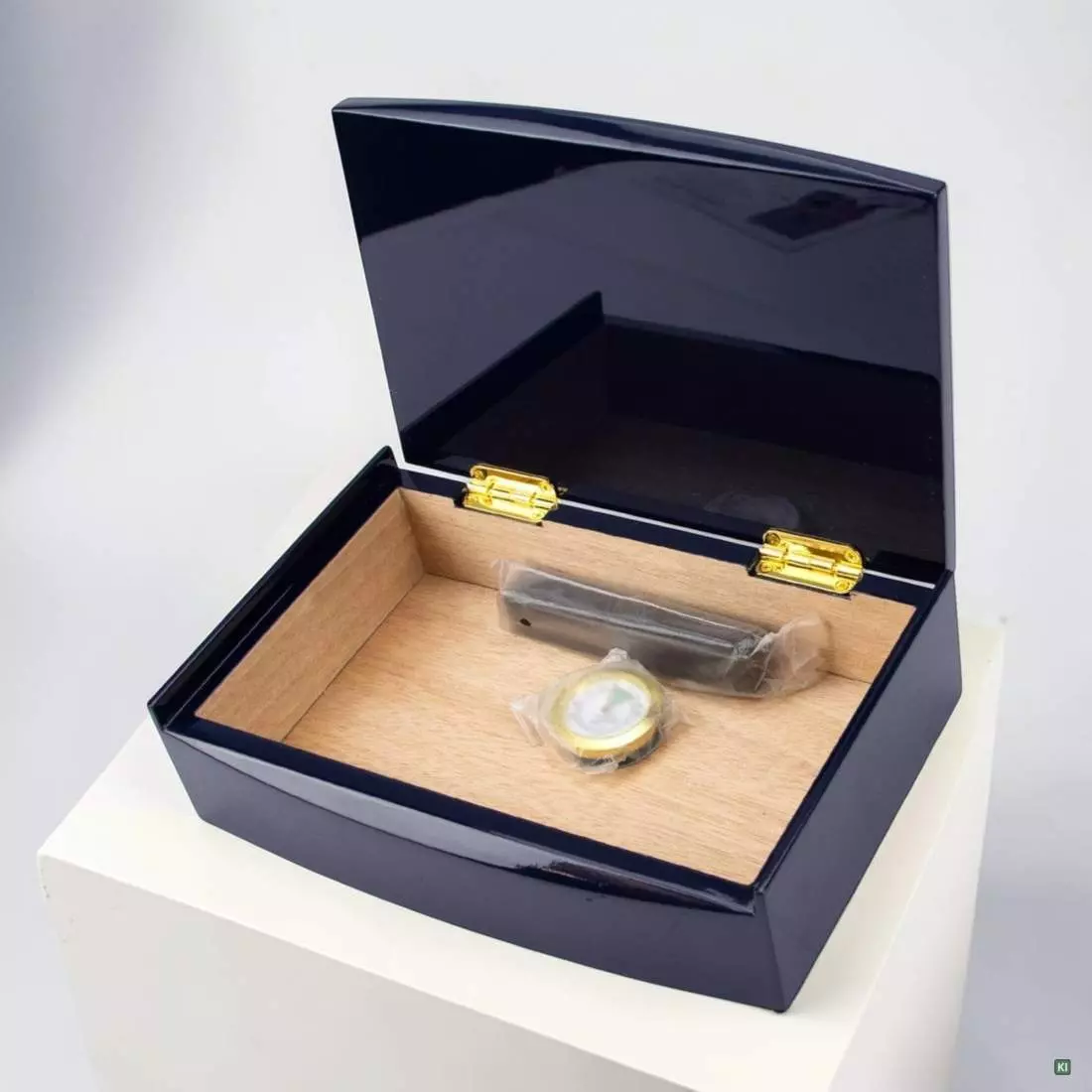 Produktbild: Humidor dunkelblau glänzend ofen auf Sockel