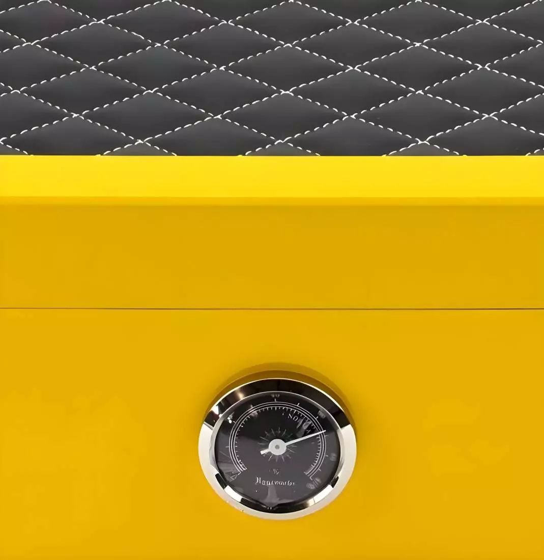 Produktbild: Humidor gelb Pianolack mit Leder schwarz Deteil Hygrometer