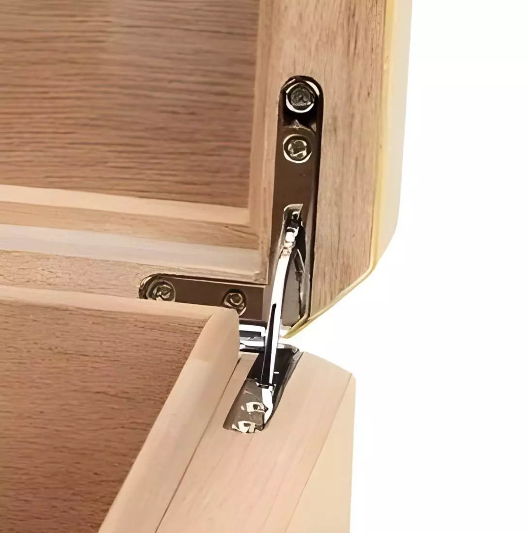 Produktbild: Humidor gelb Pianolack mit Leder schwarz Deteil Schanier