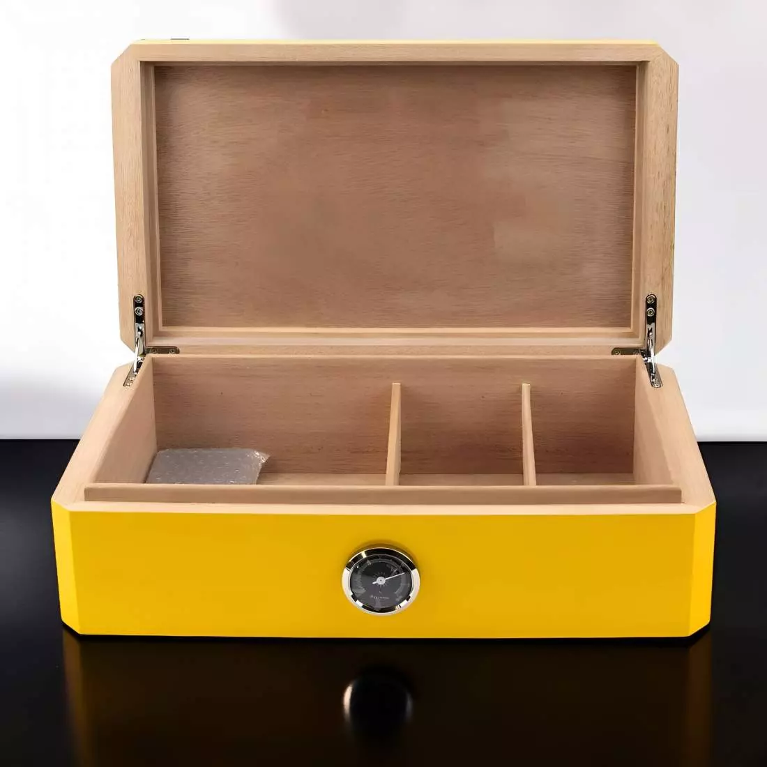 Produktbild: Humidor gelb Pianolack mit Leder schwarz Szene offen