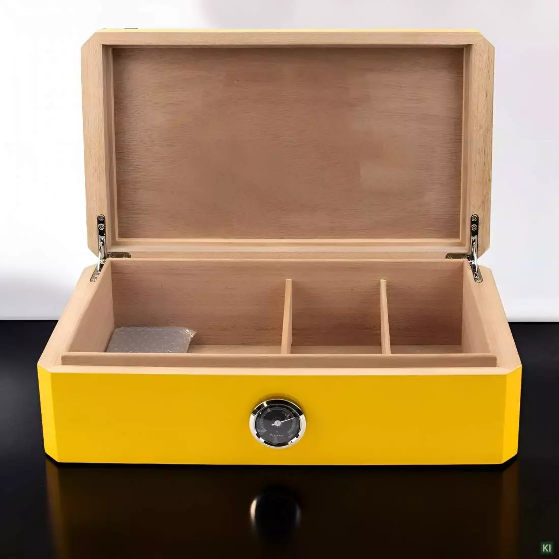 Produktbild: Humidor gelb Pianolack mit Leder schwarz Szene offen