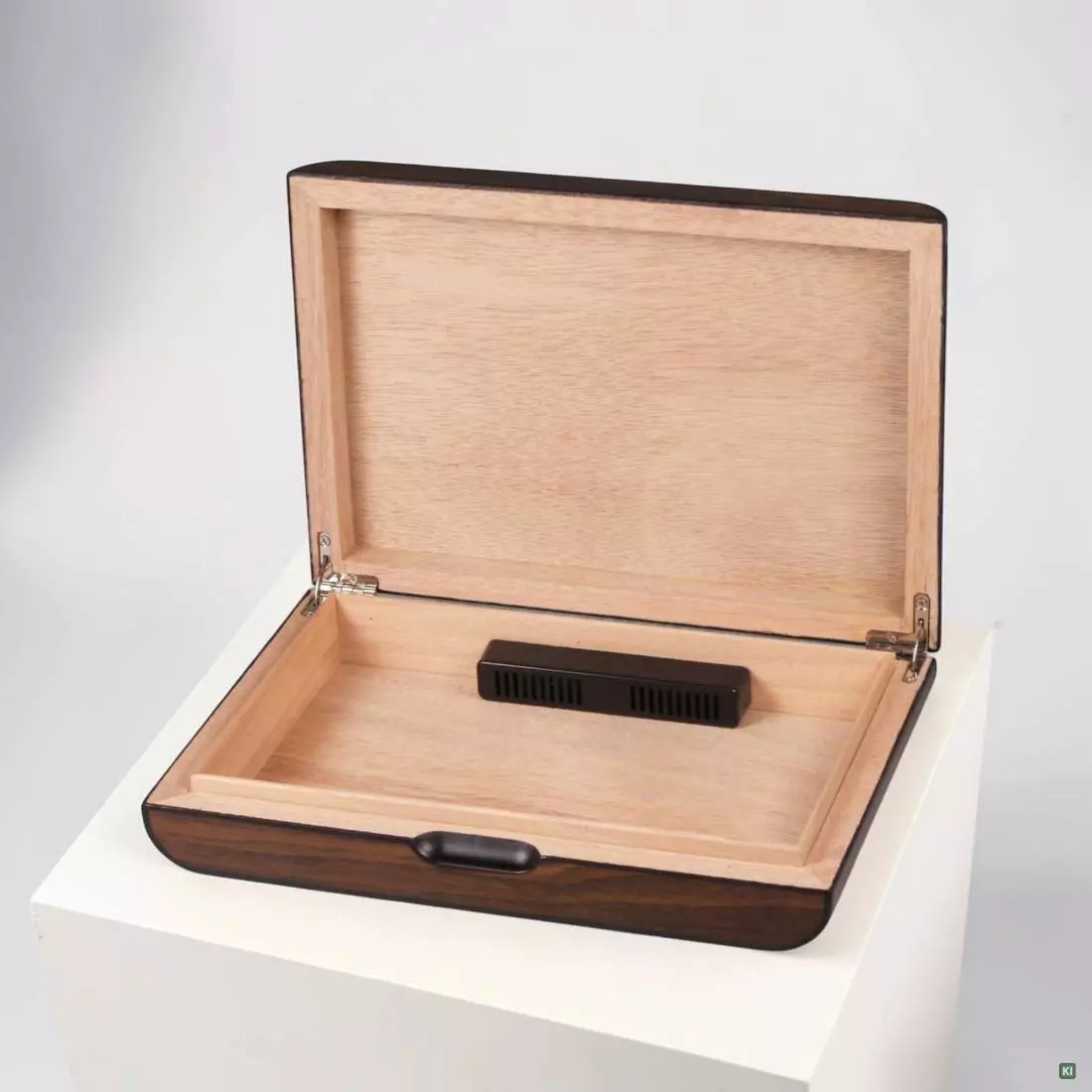 Produktbild: Humidor Walnussdekor matt offen auf einem Sockel