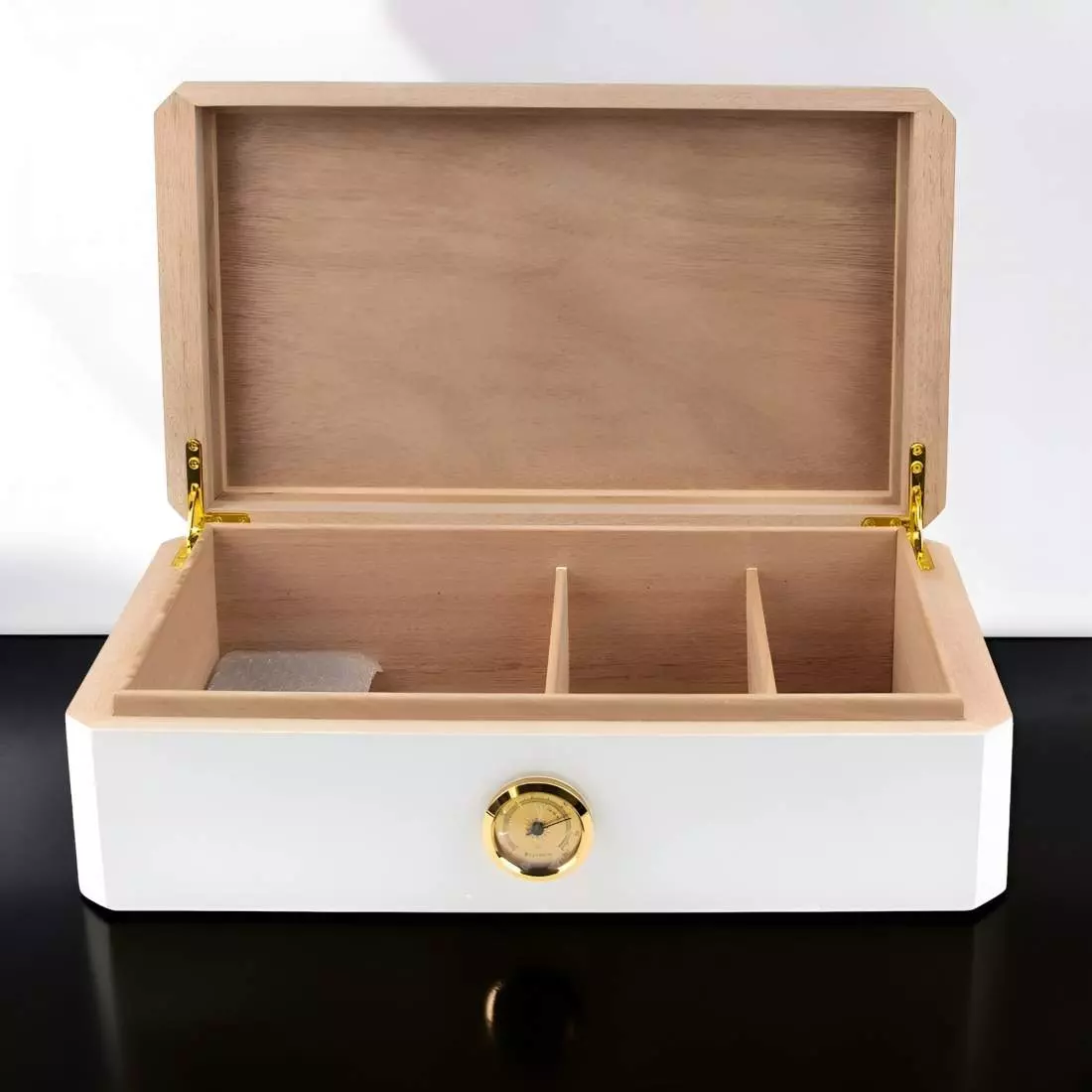 Produktbild: Humidor weiss Pianolack mit Leder braun Szene offen