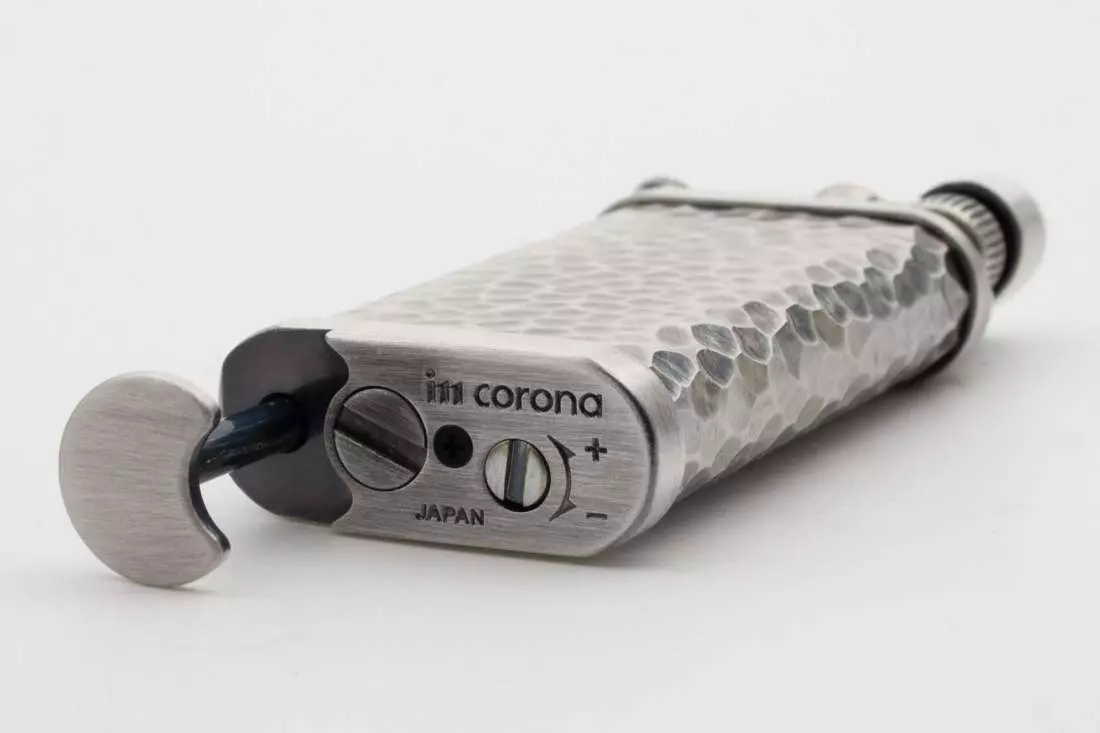 Artikelbild: M Corona Old Boy Pfeifenfeuerzeug Zinn gehämmert 64-7717 unten Produktbild: M Corona Old Boy Pfeifenfeuerzeug Zinn gehämmert 64-7717 unten