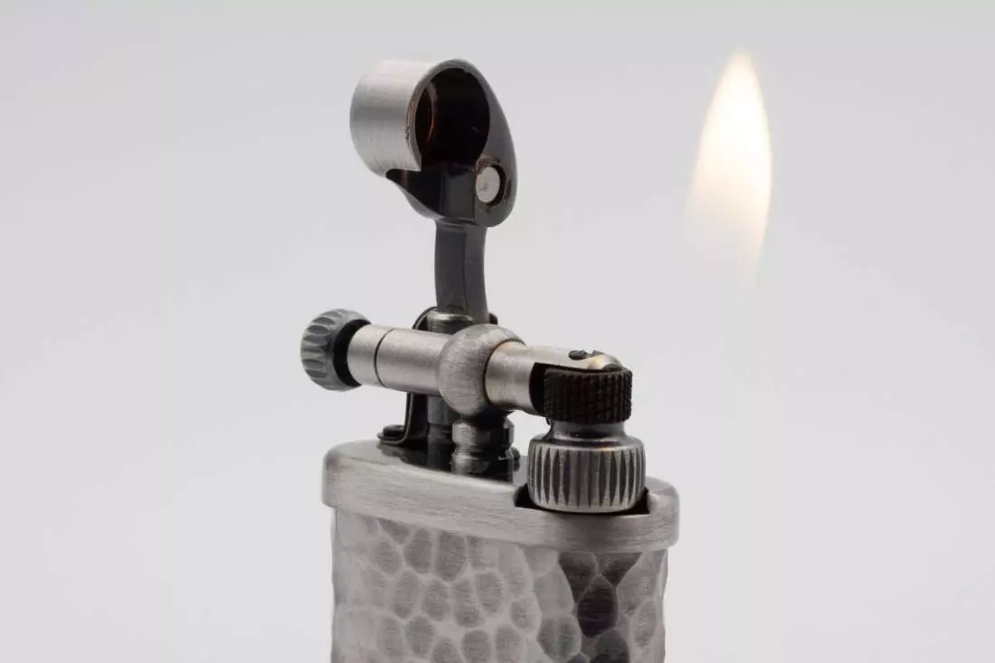 Artikelbild: M Corona Old Boy Pfeifenfeuerzeug Zinn gehämmert 64-7717 Flamme Produktbild: M Corona Old Boy Pfeifenfeuerzeug Zinn gehämmert 64-7717 Flamme