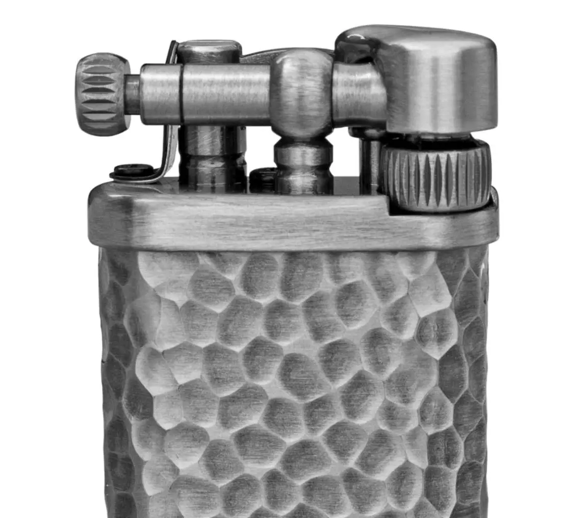 Artikelbild: M Corona Old Boy Pfeifenfeuerzeug Zinn gehämmert 64-7717 Oberfläche Produktbild: M Corona Old Boy Pfeifenfeuerzeug Zinn gehämmert 64-7717 Oberfläche