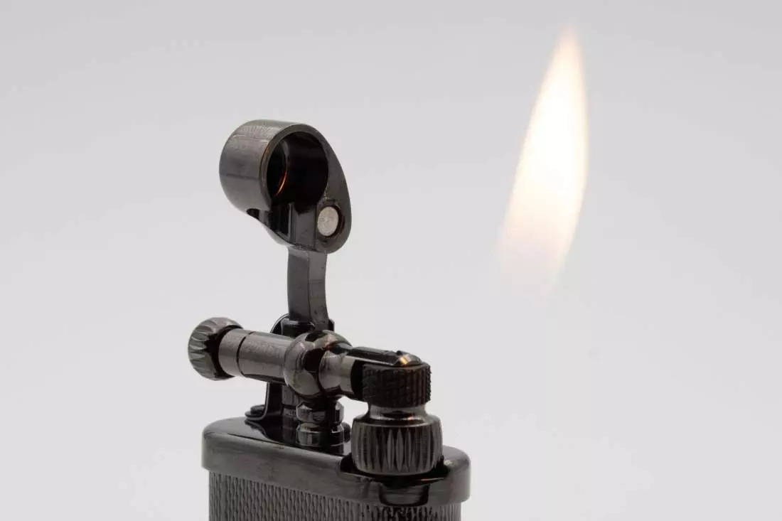 Artikelbild: IM Corona Old Boy Pfeifenfeuerzeug Gunmetal gekörnt 64-8211 Flamme Produktbild: IM Corona Old Boy Pfeifenfeuerzeug Gunmetal gekörnt 64-8211 Flamme