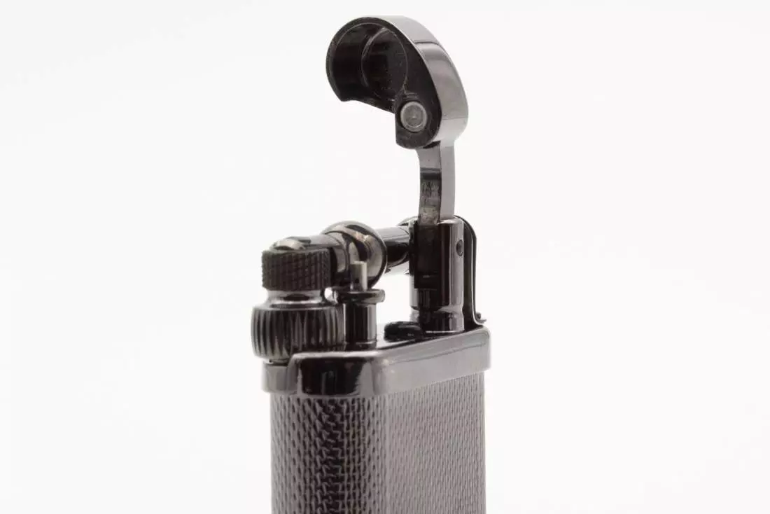 Artikelbild: IM Corona Old Boy Pfeifenfeuerzeug Gunmetal gekörnt 64-8211 offen Produktbild: IM Corona Old Boy Pfeifenfeuerzeug Gunmetal gekörnt 64-8211 offen