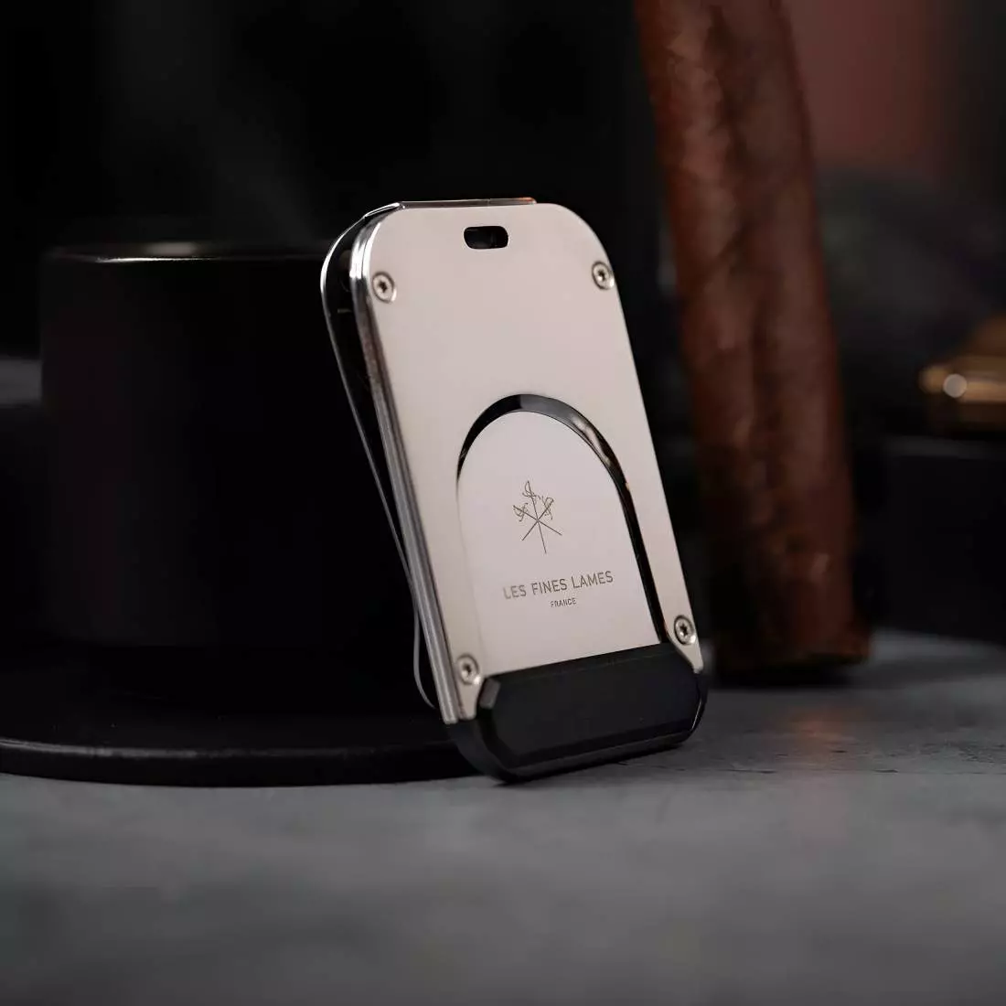 Produktbild: Fines Lames LE TAG Clip Black auf einem Tisch stehend