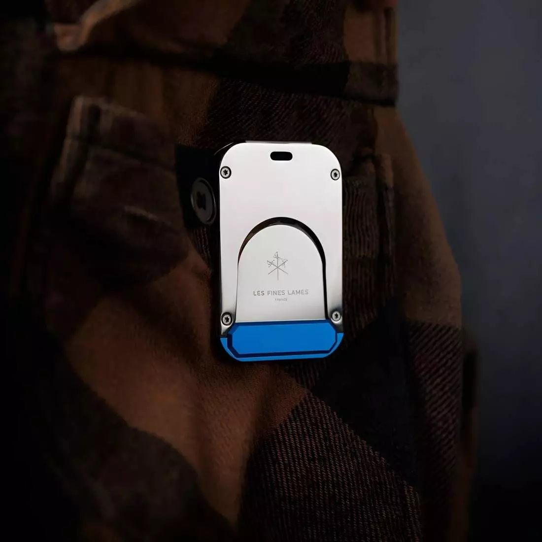 Produktbild: Fines Lames LE TAG Clip Blue auf einem Tisch geschlossen
