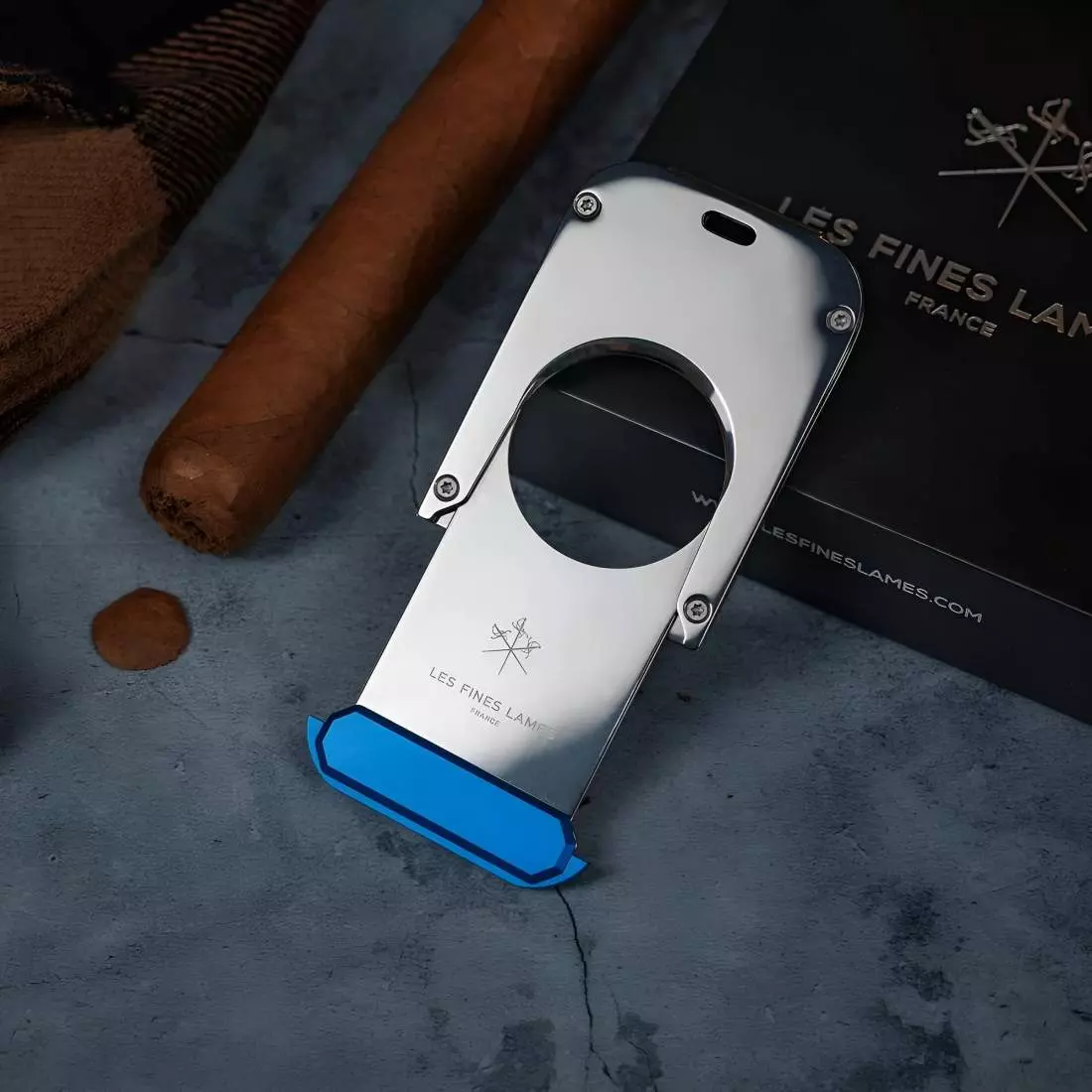 Produktbild: Fines Lames LE TAG Clip Blue auf einem Tisch geöffnet