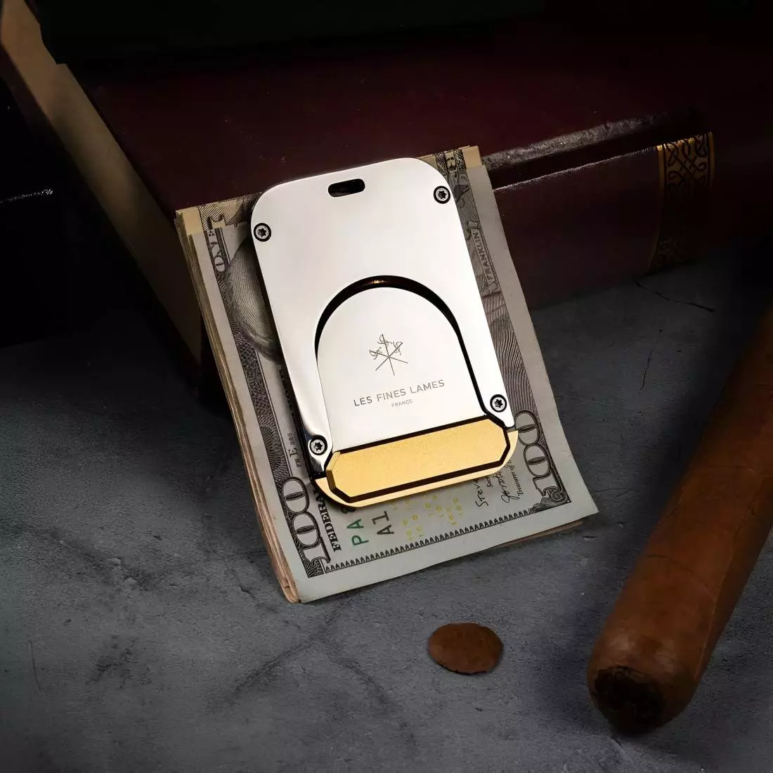 Produktbild: Fines Lames LE TAG Clip Champagne auf einem Tisch stehend
