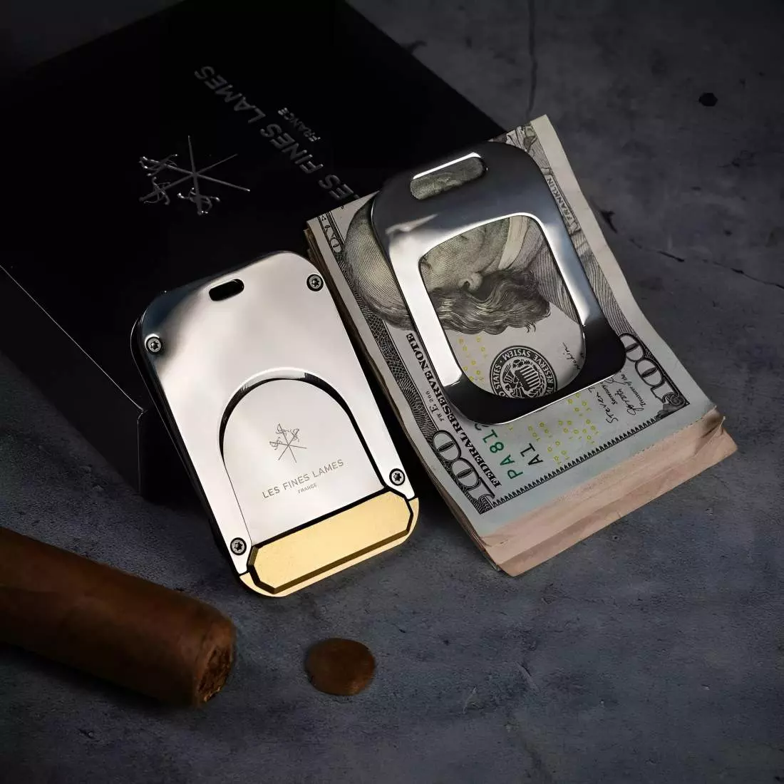 Produktbild: Fines Lames LE TAG Clip Champagne auf einem Tisch geschlossen