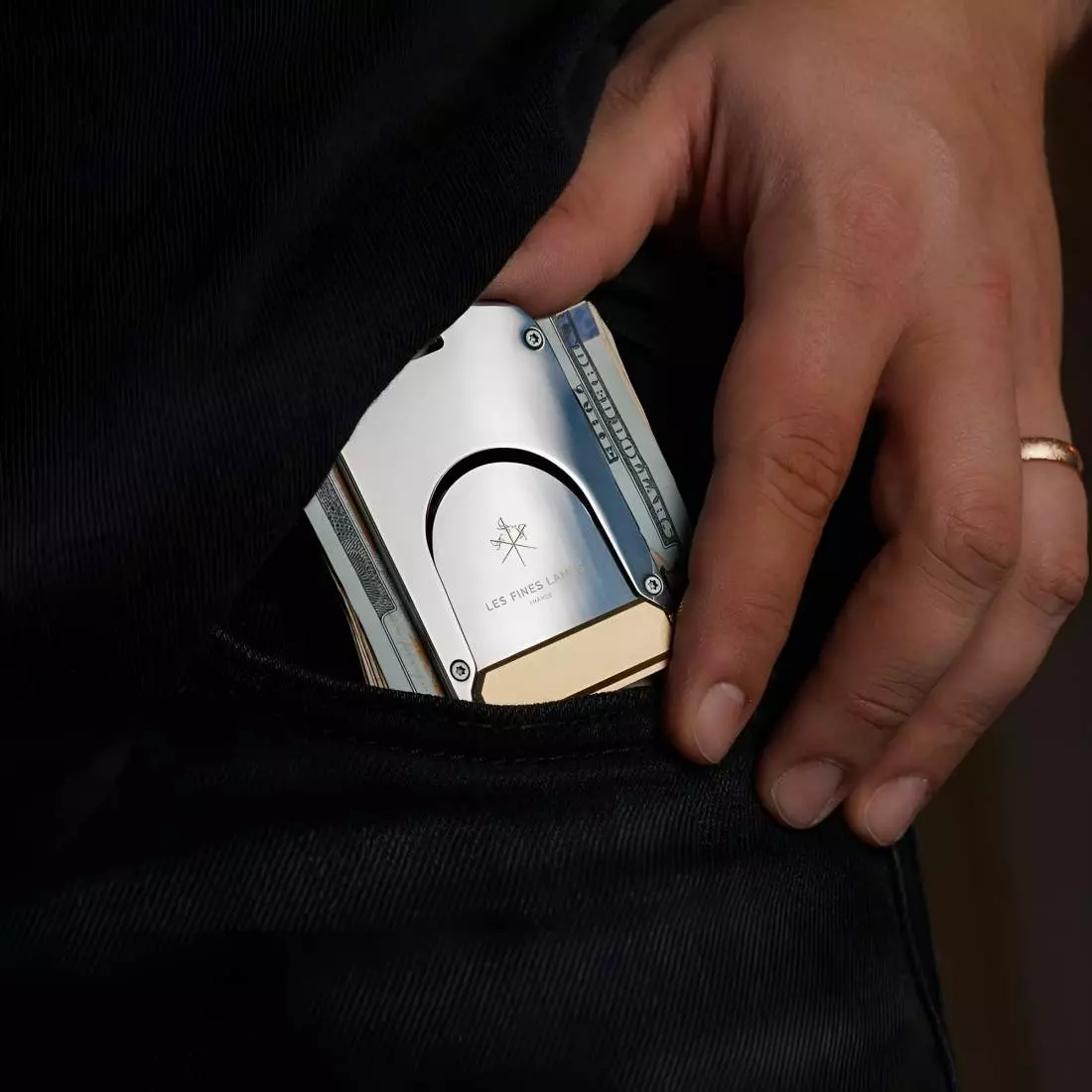 Produktbild: Fines Lames LE TAG Clip in der Hosentasche