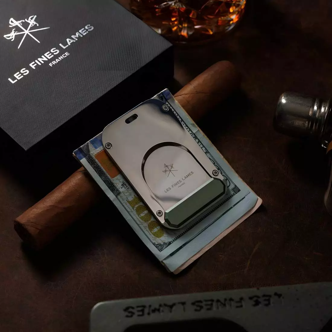 Produktbild: Fines Lames LE TAG Clip OD Green auf einem Tisch stehend