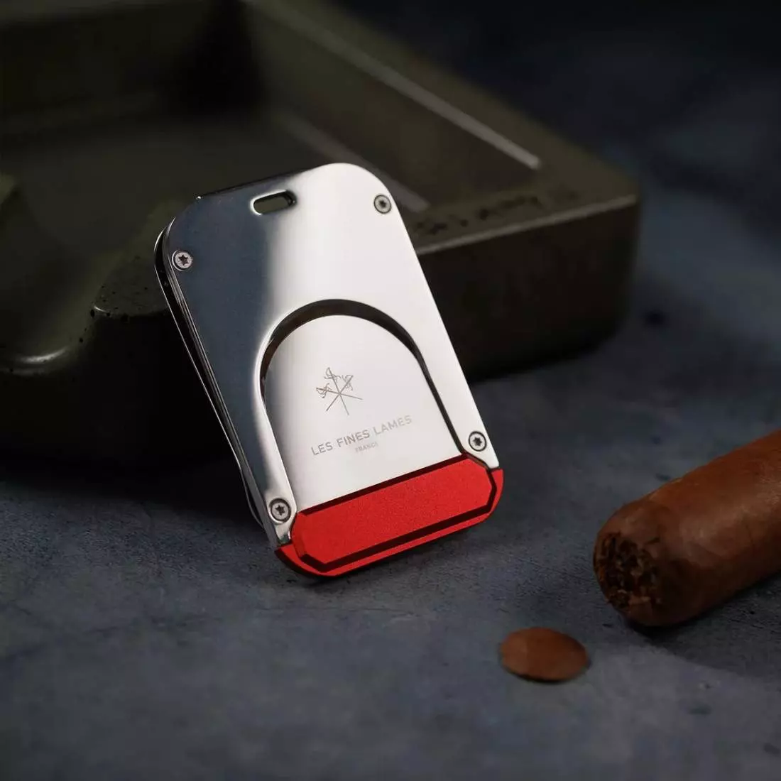 Produktbild: Fines Lames LE TAG Clip Red auf einem Tisch geschlossen