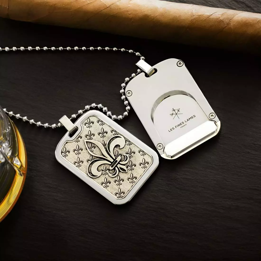 Produktbild: Les Fines Lames LE TAG T100 Fleur de Lys Silver Szene
