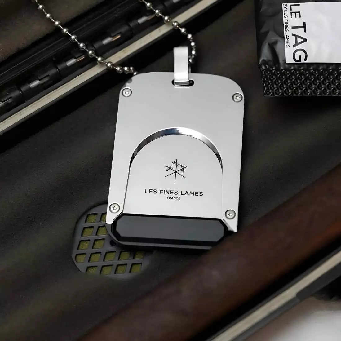 Produktbild: Fines Lames LE TAG T135 Black im Humidor liegend