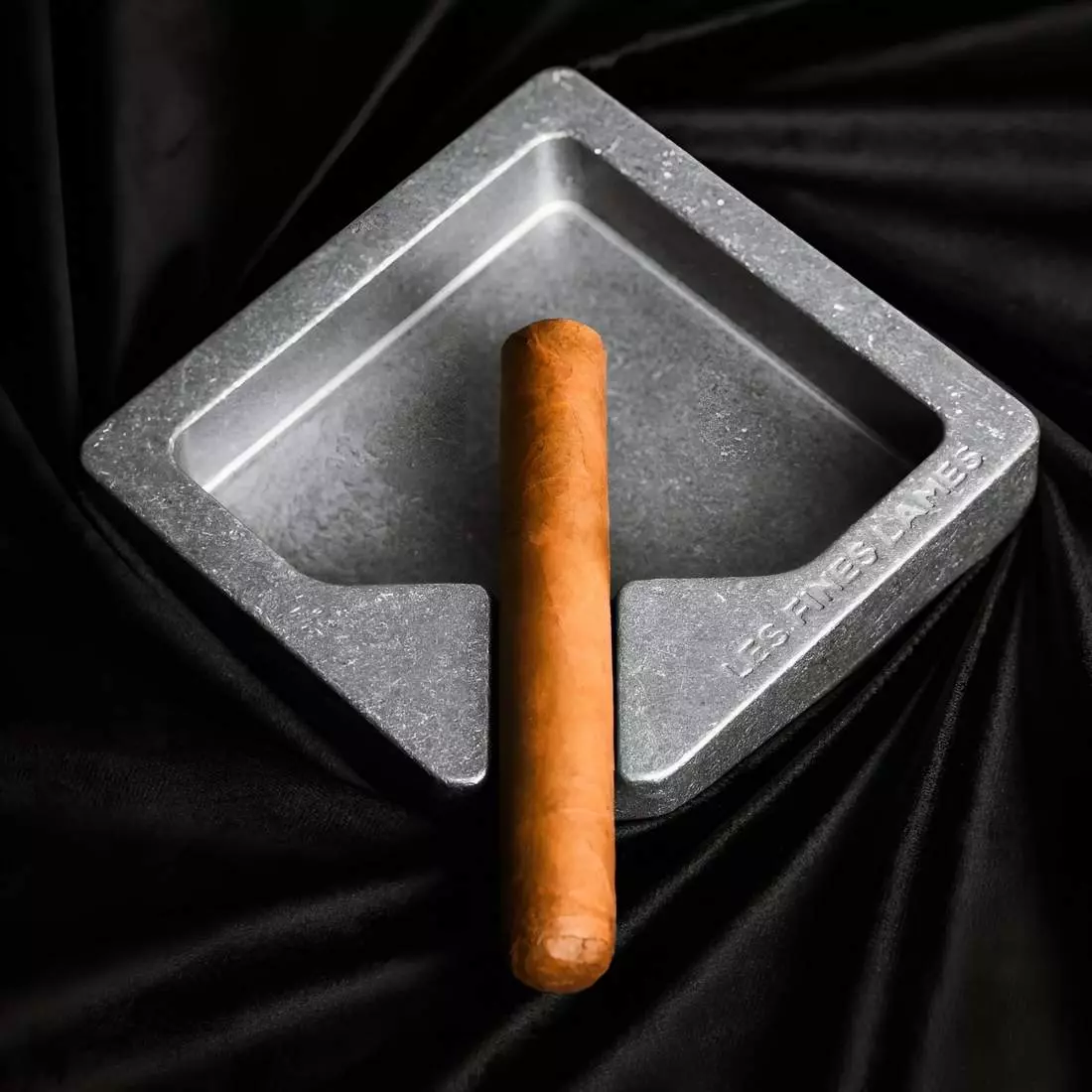 Produktbild: Lames MONAD RAW Aluminum Zigarrenascher mit Zigarre