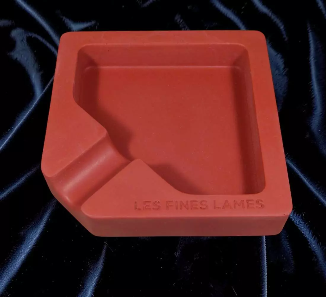 Produktbild: Les Fines Lames MONAD Red Concrete Zigarrenascher auf Samt