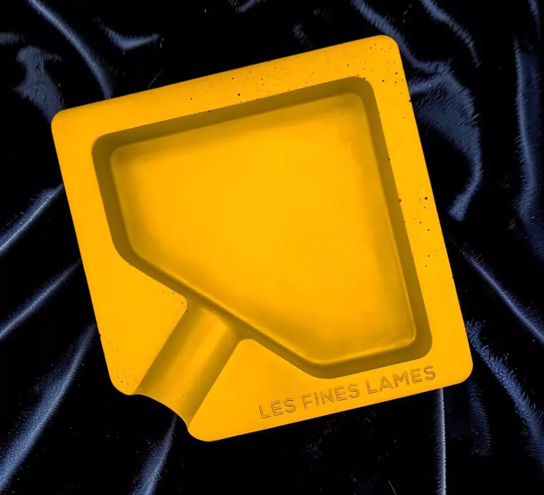 Produktbild: Les Fines Lames MONAD Yellow Concrete auf Samt