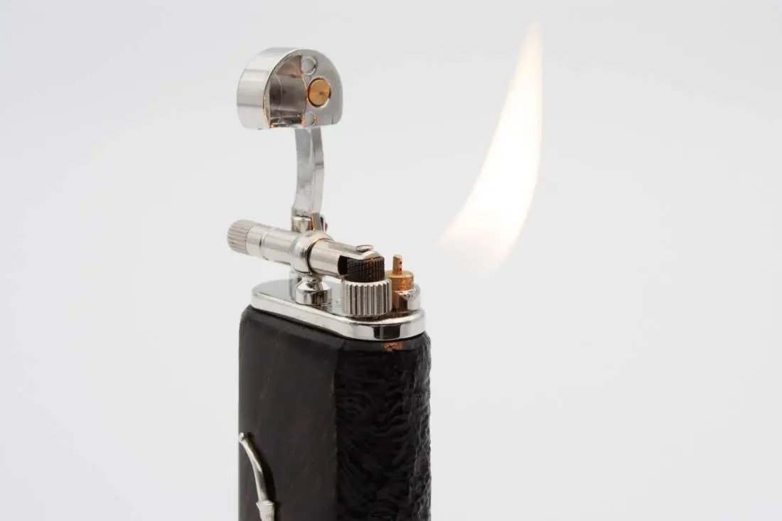 Produktbild: Mastro de Paja Maestro Pipa Sandblast Black - Seitenansicht mit Flamme