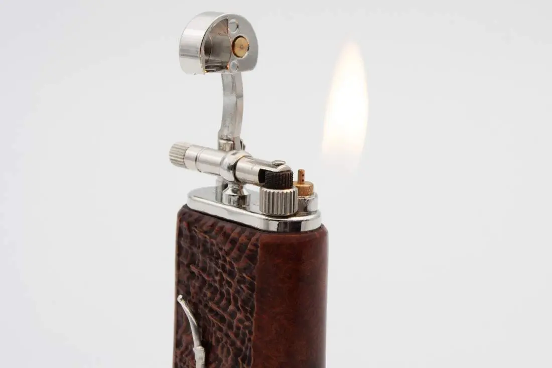 Produktbild: Mastro de Paja Maestro Pipa Sandblast Brown - Seitenansicht mit Flamme