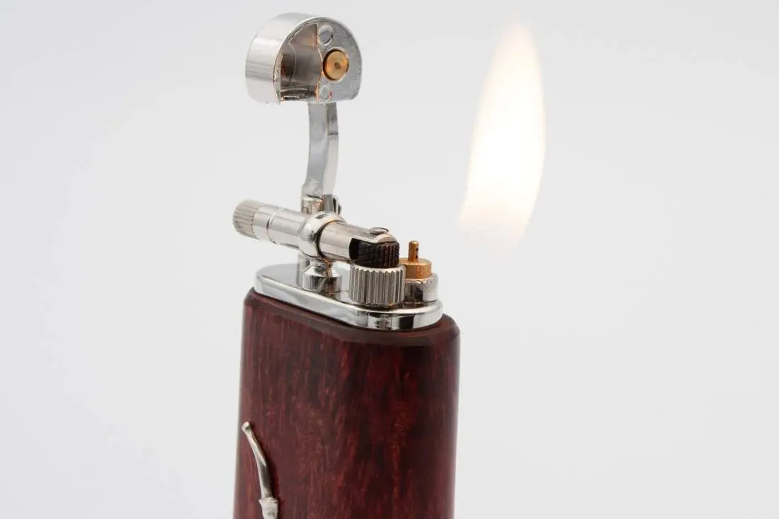 Produktbild: Mastro de Paja Maestro Pipa Smooth Burgundy - Seitenansicht mit Flamme