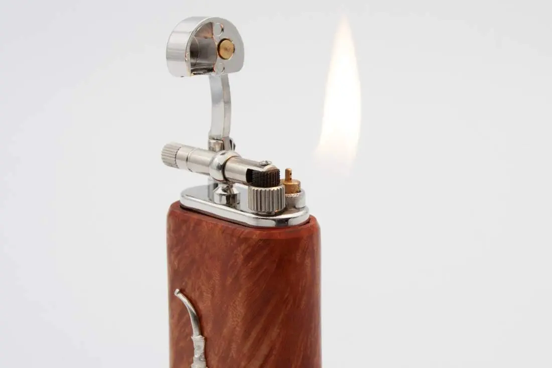 Produktbild: Mastro de Paja Maestro Pipa Smooth Light - Seitenansicht mit Flamme