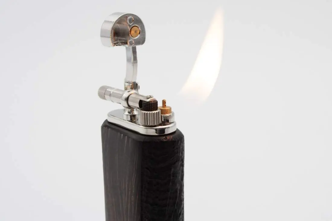 Produktbild: Mastro de Paja Maestro Sandblast Black - Seitenansicht mit Flamme