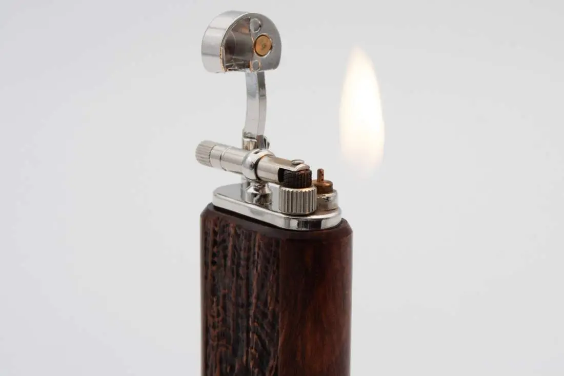 Produktbild: Mastro de Paja Maestro Sandblast Brown - Seitenansicht mit Flamme