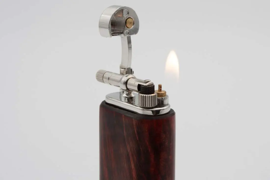 Produktbild: Mastro de Paja Maestro Smooth Burgundy - Seitenansicht mit Flamme