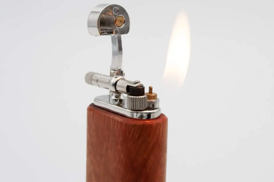 Produktbild: Mastro de Paja Maestro Smooth Light - Seitenansicht mit Flamme