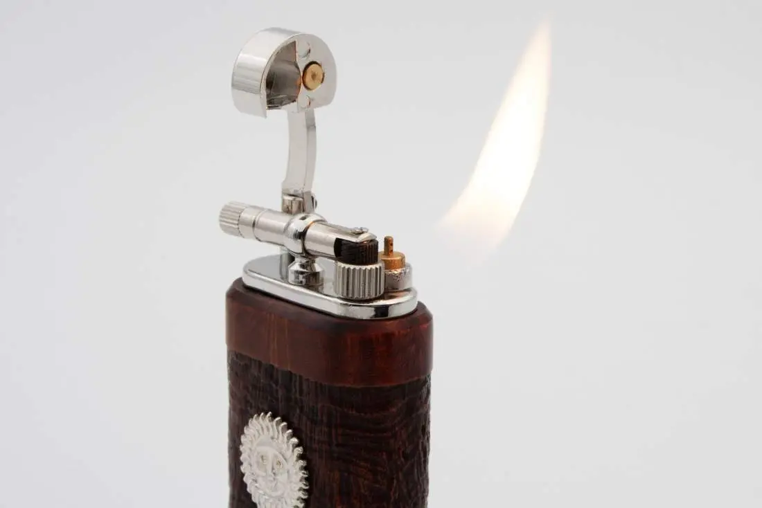 Produktbild: Mastro de Paja Maestro Sole Sandblast Brown - Seitenansicht mit Flamme
