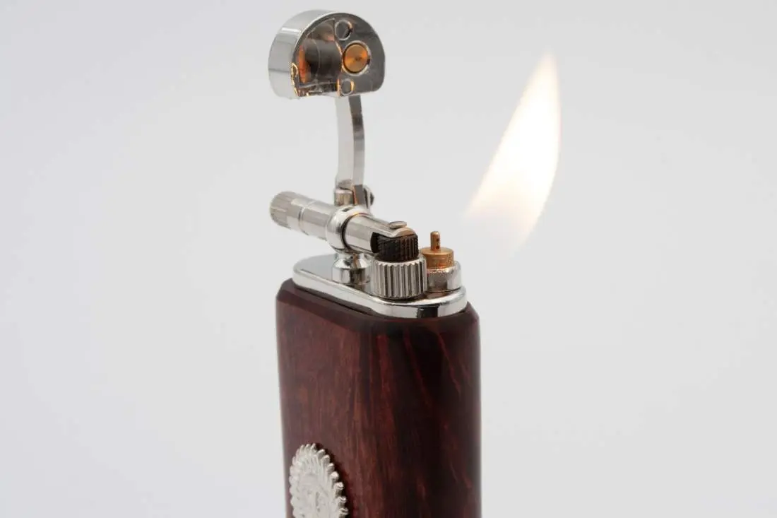 Produktbild: Mastro de Paja Maestro Sole Smooth Burgundy - Seitenansicht mit Flamme