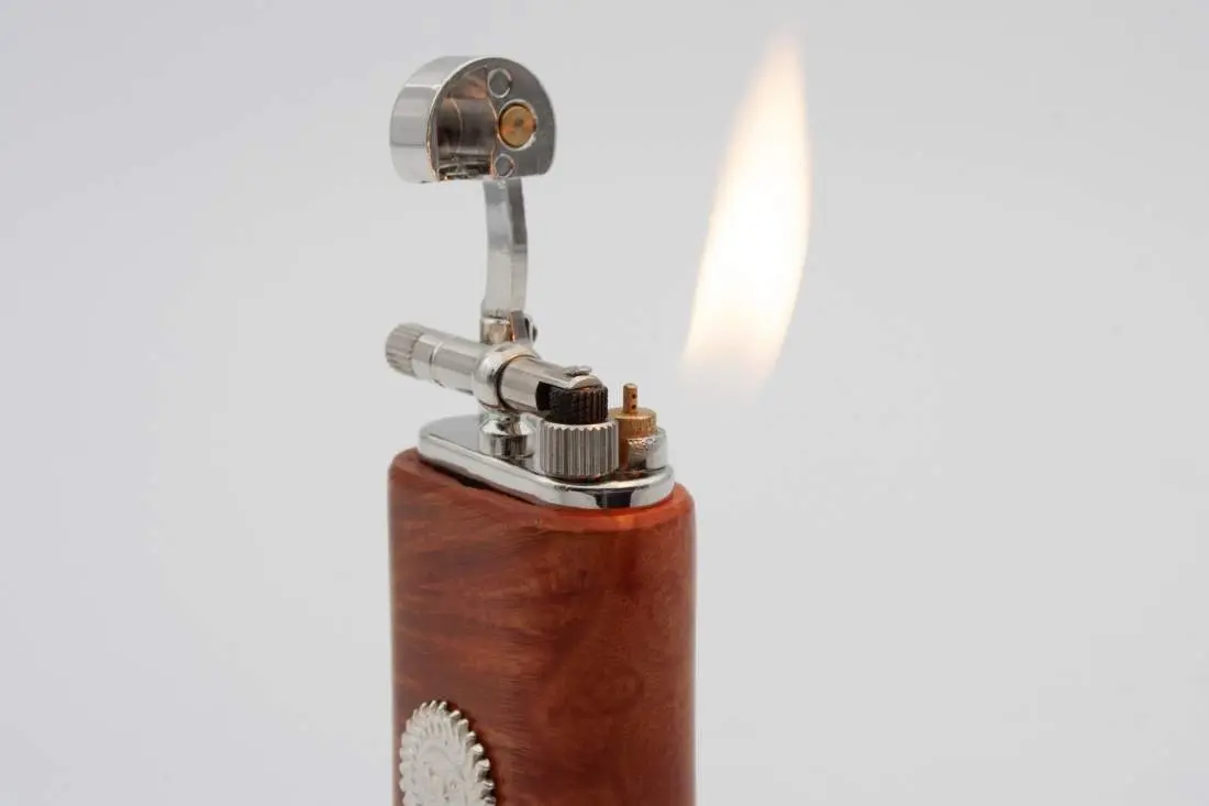 Produktbild: Mastro de Paja Maestro Sole Smooth Light - Seitenansicht mit Flamme