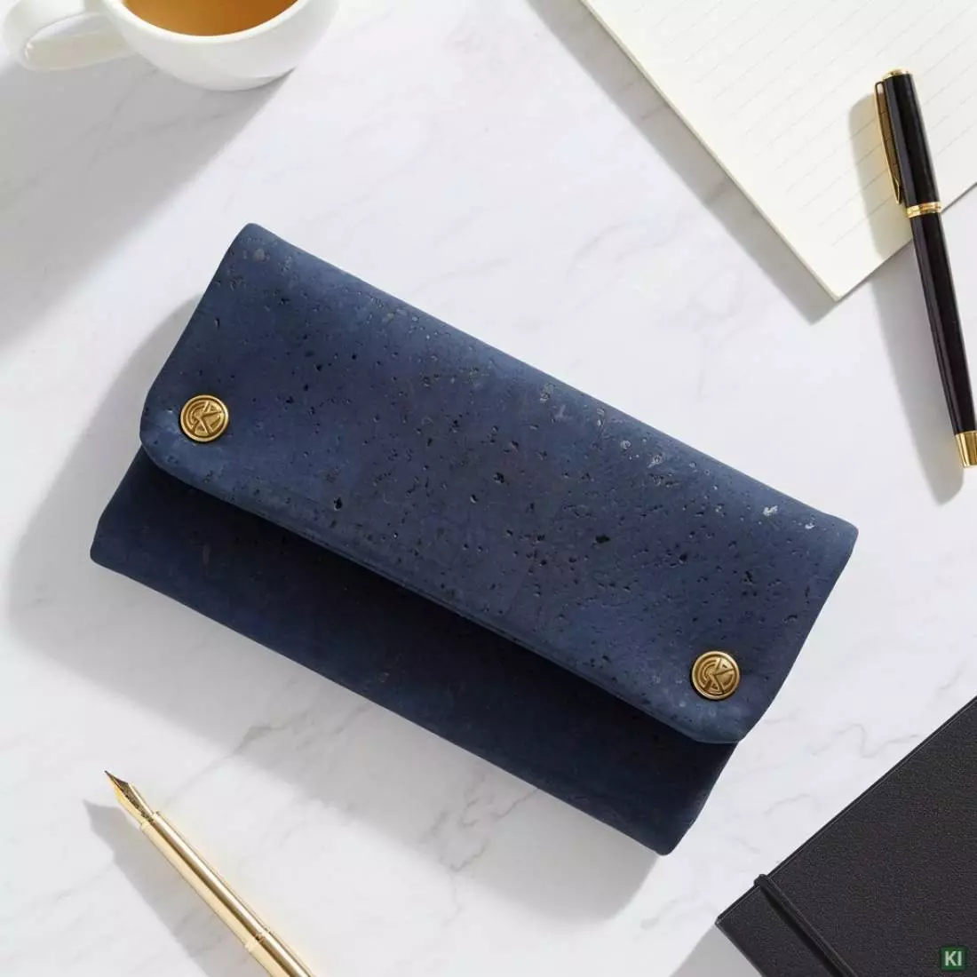 Produktbild: Original Kavatza Dark Blue Deluxe Kork blau TPC44CR Tabaktasche auf einem Schreibtisch