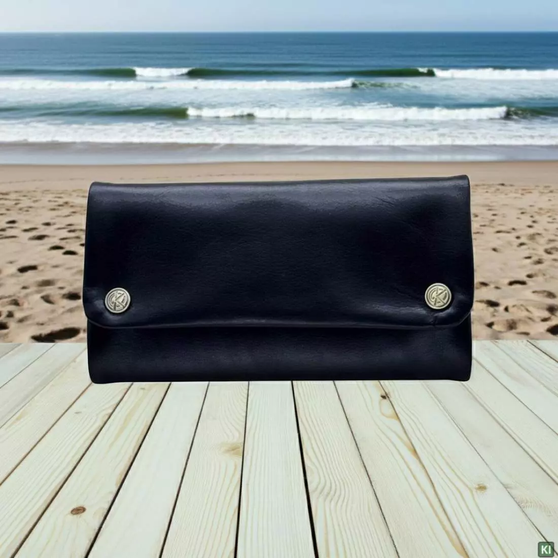 Produktbild: Original Kavatza Classic Deluxe TR01CR Leder schwarz Tabaktasche am Strand