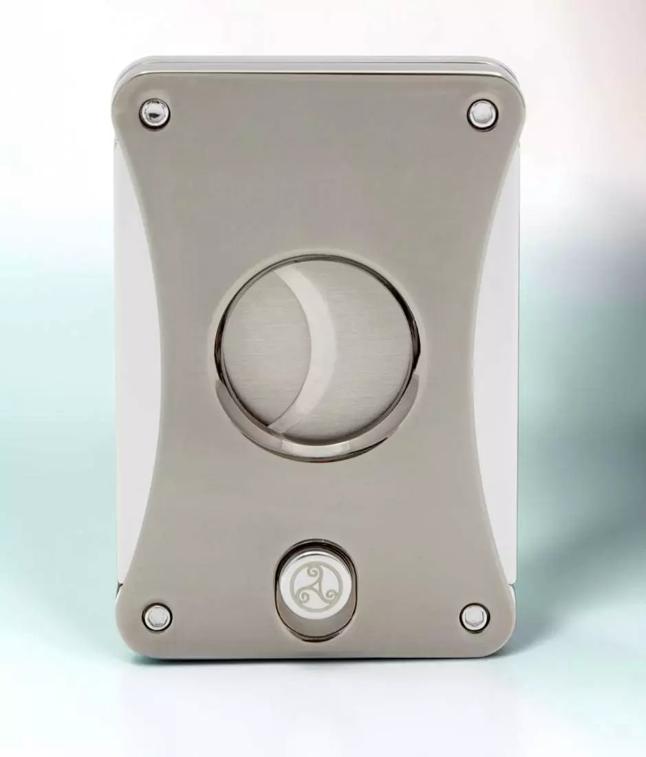 Produktbild: Rattray's Heavy Harry Gun-Chrome Zigarrencutter im Licht