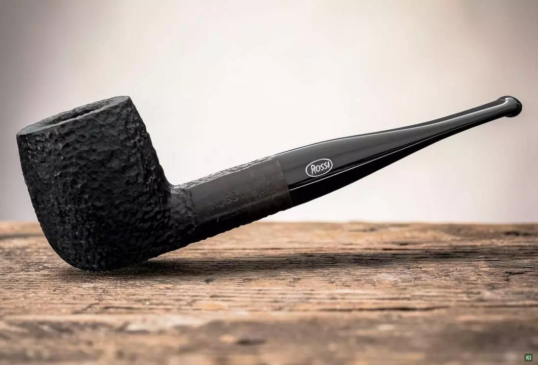 Produktbild: Rossi Pfeife Vulcano Rustic 106 auf einem Tisch