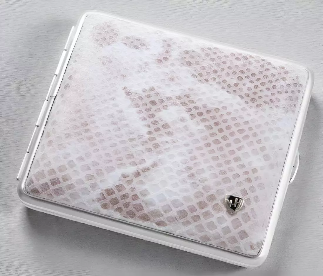 Produktbild: Zigarettenetui vom Hofe Leder Schlange nocchia mit Chromrand 18er auf einem Tisch