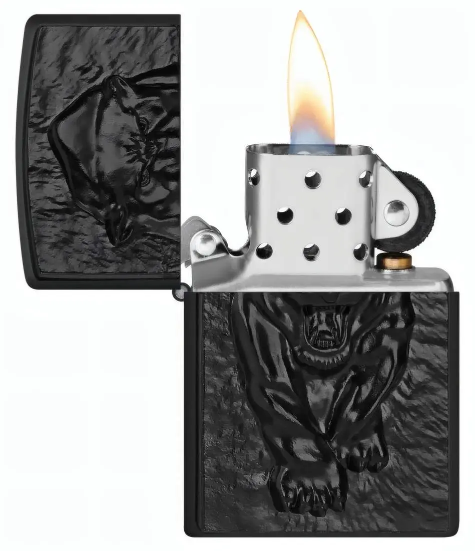 Produktbild: Zippo 2008206 Black Panther Black Matte mit schwarzem Metallemblem offen mit Flamme