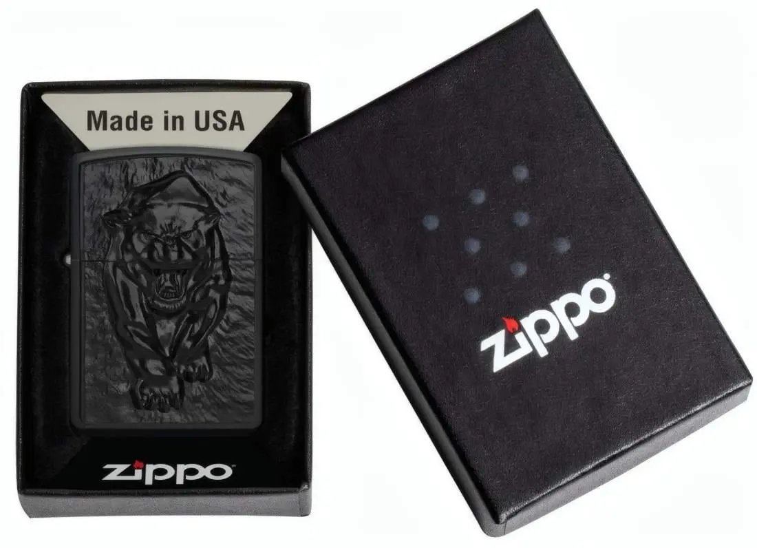 Produktbild: Zippo 2008206 Black Panther Black Matte mit schwarzem Metallemblem Verpackung