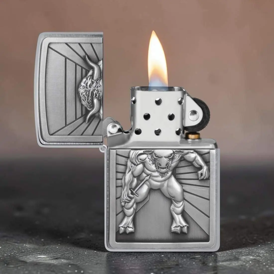 Produktbild: Zippo 2008234 Minotaur Brushed Chrome mit Minotaur-Emblem Szene