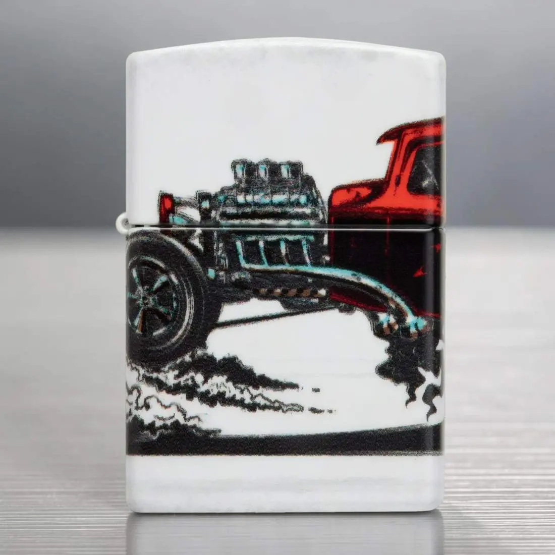 Produktbild: Zippo 60006754 Hot Rod White Matte mit rotem US-Car und offenem Motor Szene